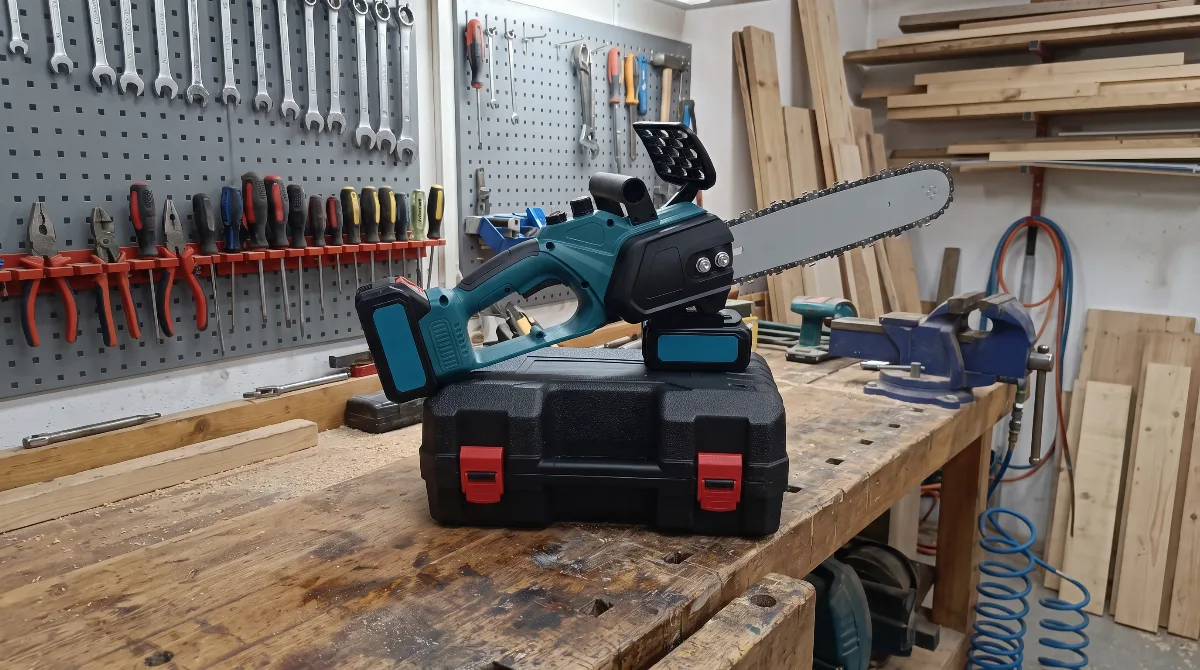Aku motorna pila Makita 108V mač 30cm 2 baterije set motorka
