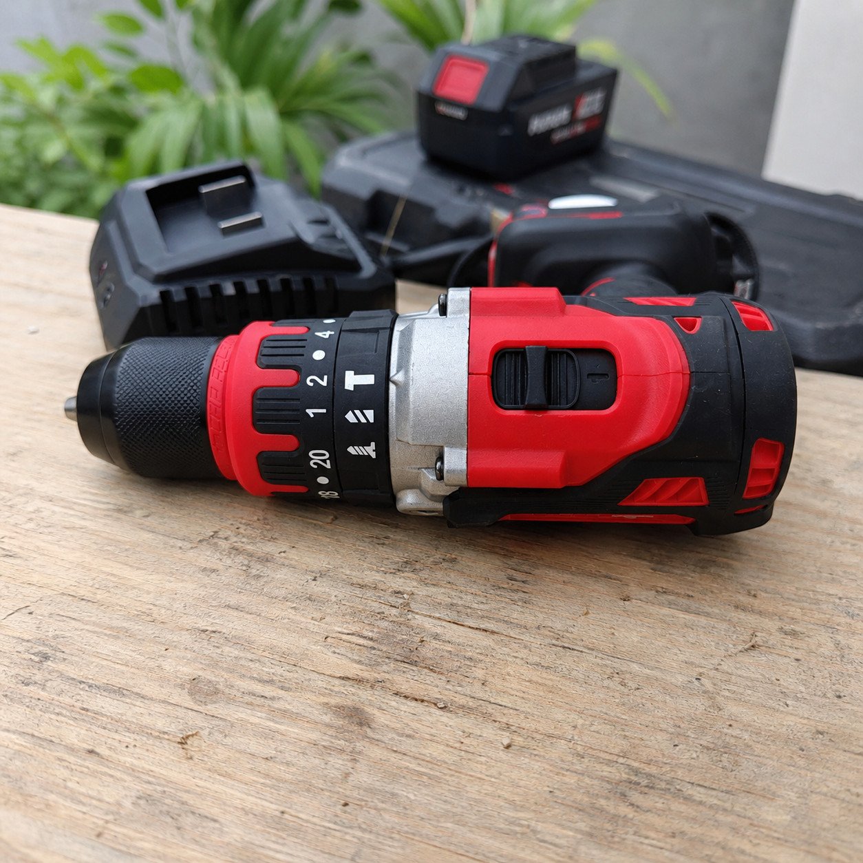 Aku bušilica Hilti udarna 128V | 2 baterije | metalna glava set - Tehnička izrada i anatomske prednosti